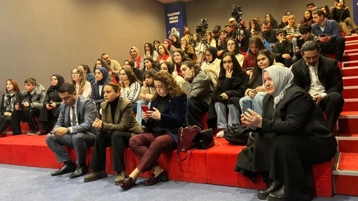 Mehmet Karslı'dan Gençlere Cilt Sanatı Atölyesi