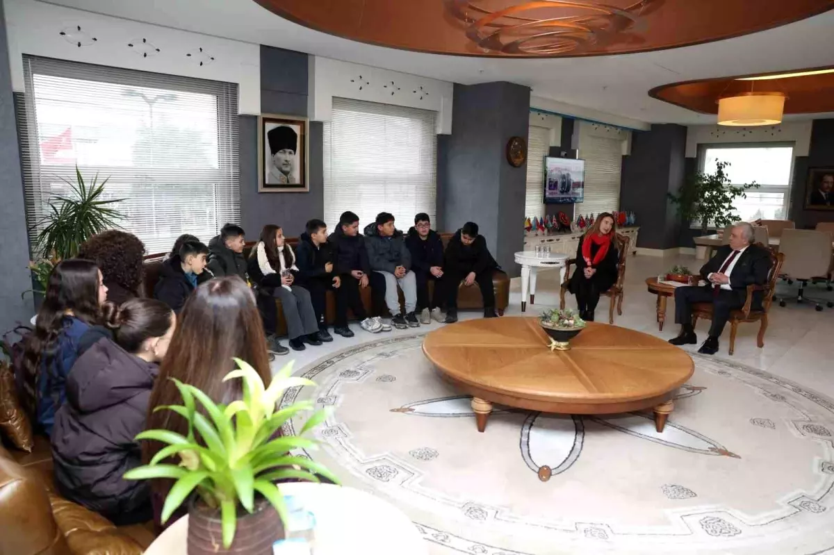 Nilüfer’in Kültürel Mirasını Yansıtan Seramik Panoyla Çocuklar, Belediye Başkanına Teşekkür Ziyareti