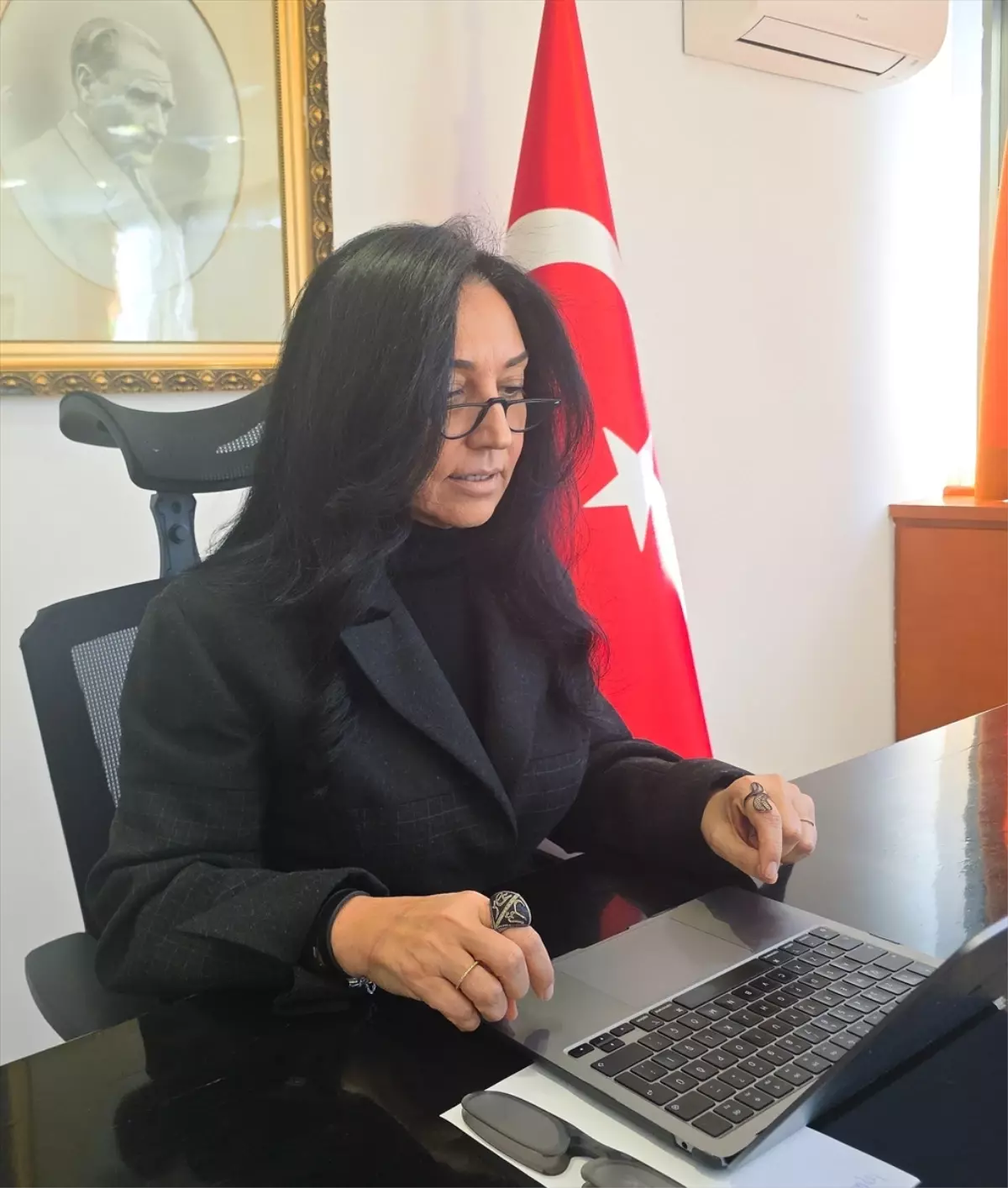 Madrid Büyükelçisi Nüket Küçükel Yılın Kareleri Oylamasında Fotoğrafları Değerlendirdi