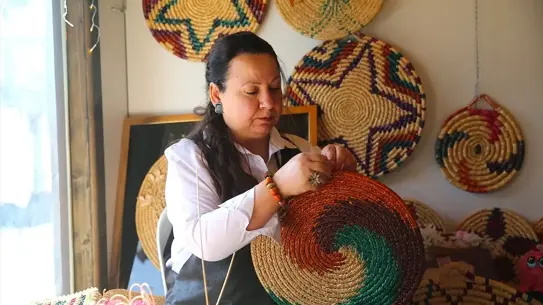 Hasır örme atölyesinde çalışan Emel Temizkan