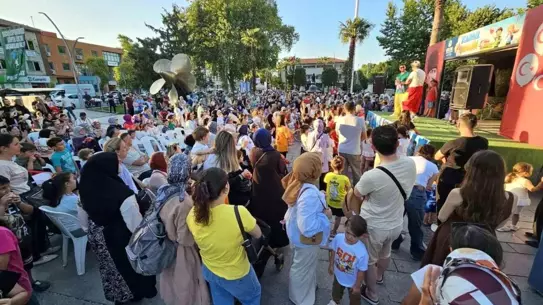Gölcük ara tatil etkinliklerinde çocuklar için hazırlanan sahne ve oyun alanı