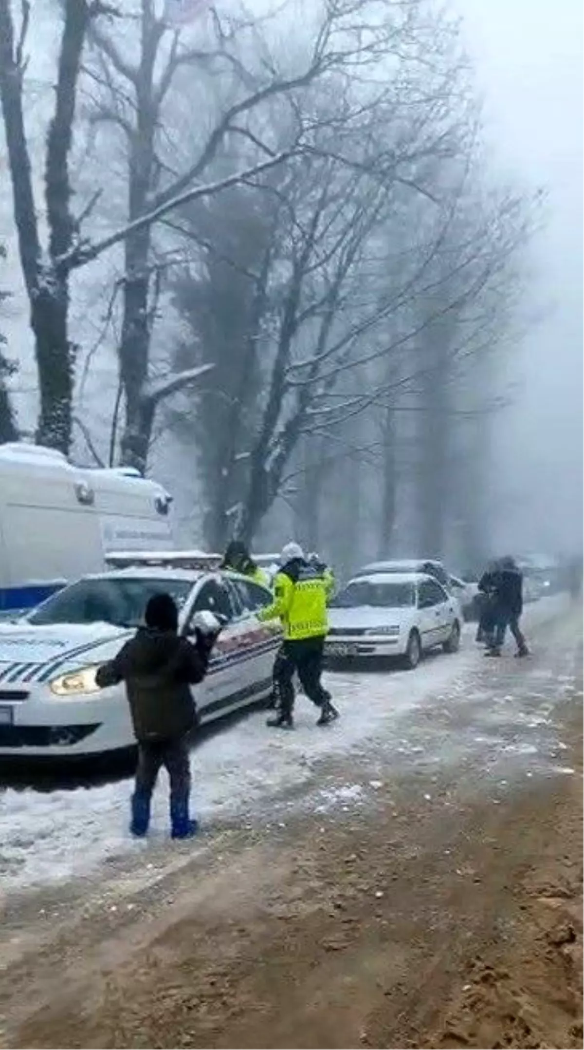 Akyazı’da Kış Coşkusu: Çocuklar Jandarma Eşliğinde Kızak Şenliği Yaşadı