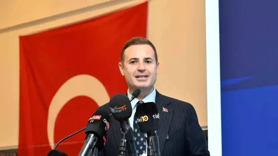 Toplantı sırasında Ahmet Akın ve basın mensupları