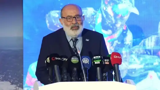 Kar motosikleti yarışından aksiyon görüntüsü