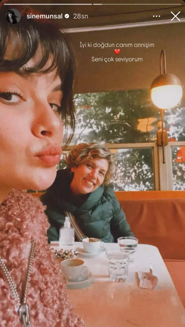 Sinem Ünsal ve annesinin mutlu anı