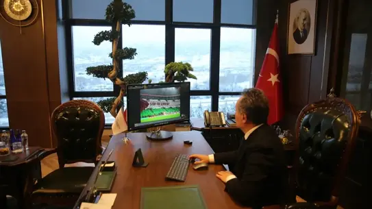 Rektör Yılmaz fotoğraf incelerken