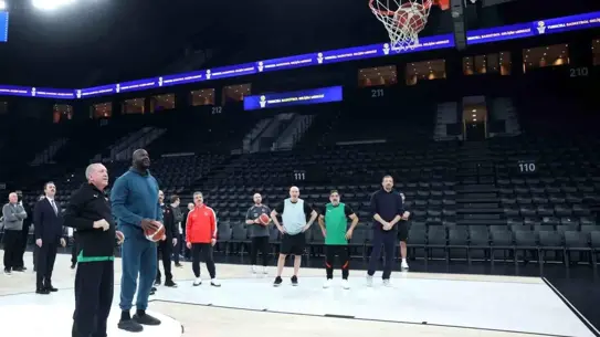 Erdoğan ve Shaquille O'Neal birlikte basketbol topu