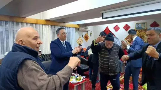 Sıra gecesinde huzurevi sakinleri türküler söyleyerek