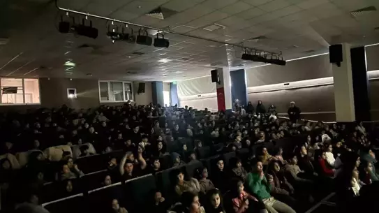 Çorum Belediyesi sinema gösteriminde çocuklar