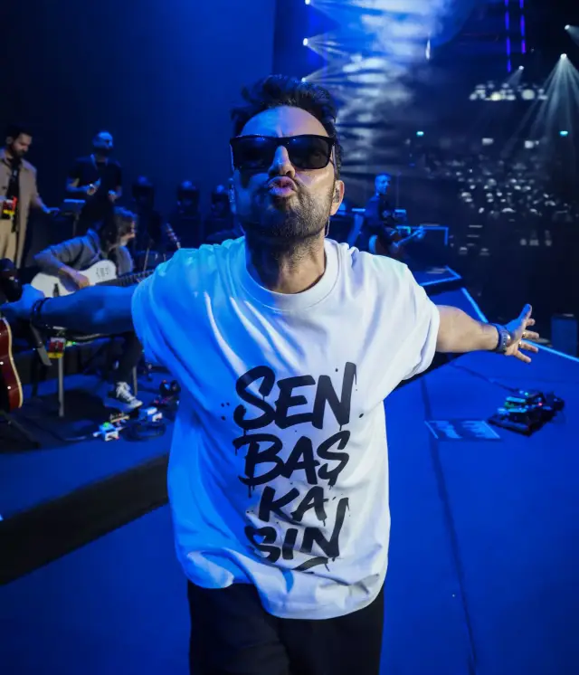 Sahnedeki coşkulu kalabalık