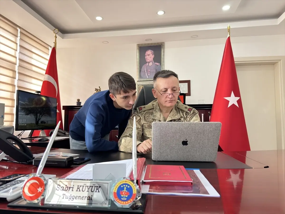 Bingöl Jandarma Komutanı Küyük, Yılın Kareleri Seçiminde Önemli Fotoğrafları Belirledi