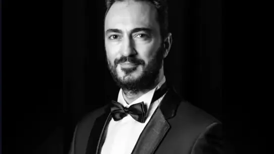 Emrah Erdem Gedik sahnede performans sergilerken