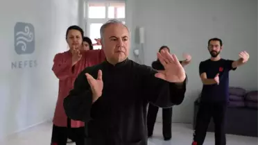 Tai Chi hareketleri yapan bir grup insan