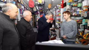 Aziziye'de bayrak dağıtımı anı