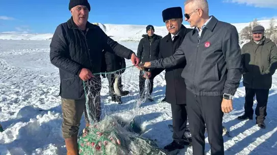 Buzlu Çıldır Gölü'nde ağ çekme aktivitesi
