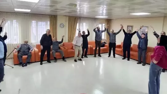 Kahkaha yogası sırasında katılımcıların fotoğrafı