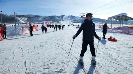 Kayak pistinde açılış töreni ve kayakçılar