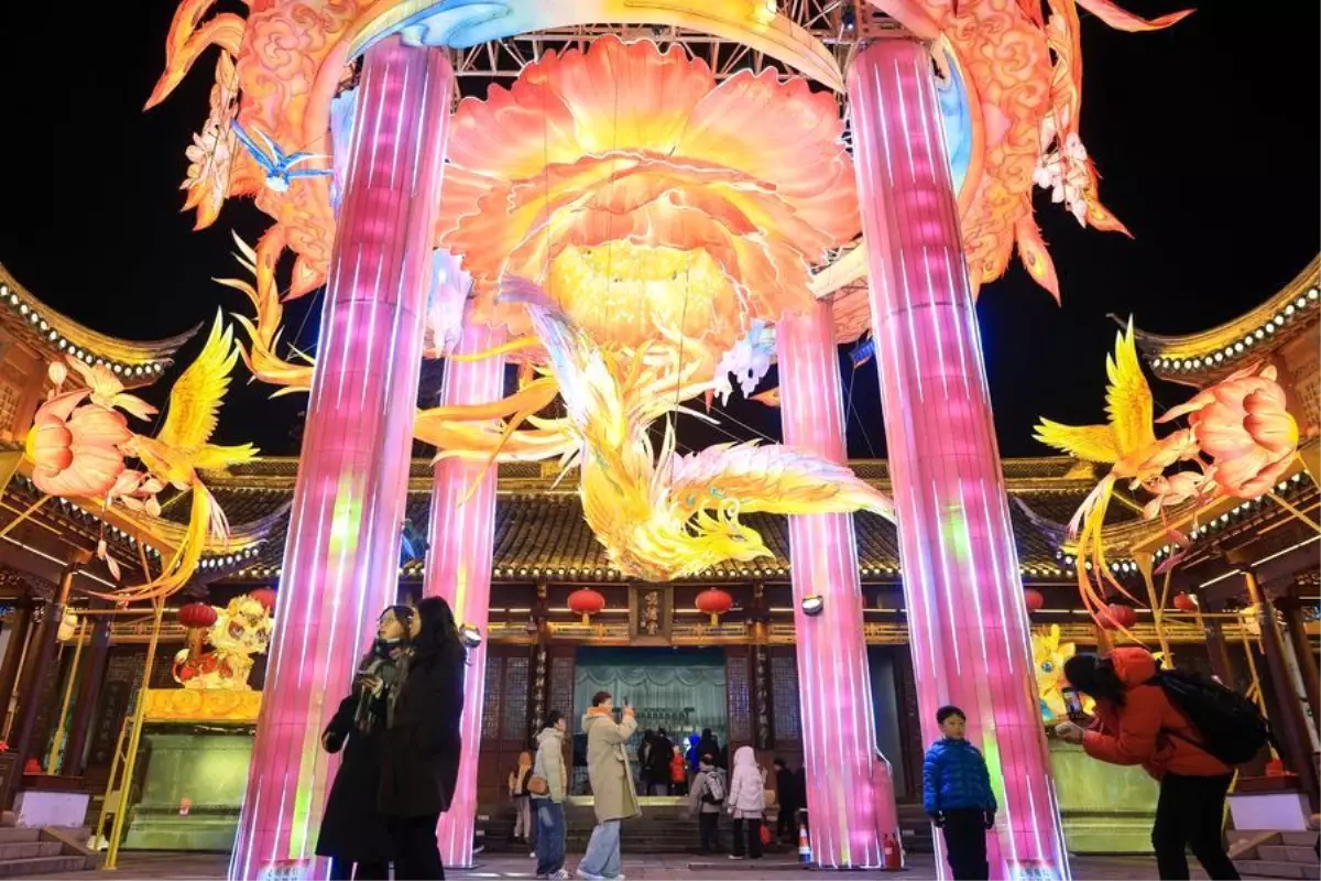 Nanjing'de 40. Qinhuai Fener Festivali Işık ve Renk Şölenine Açıldı