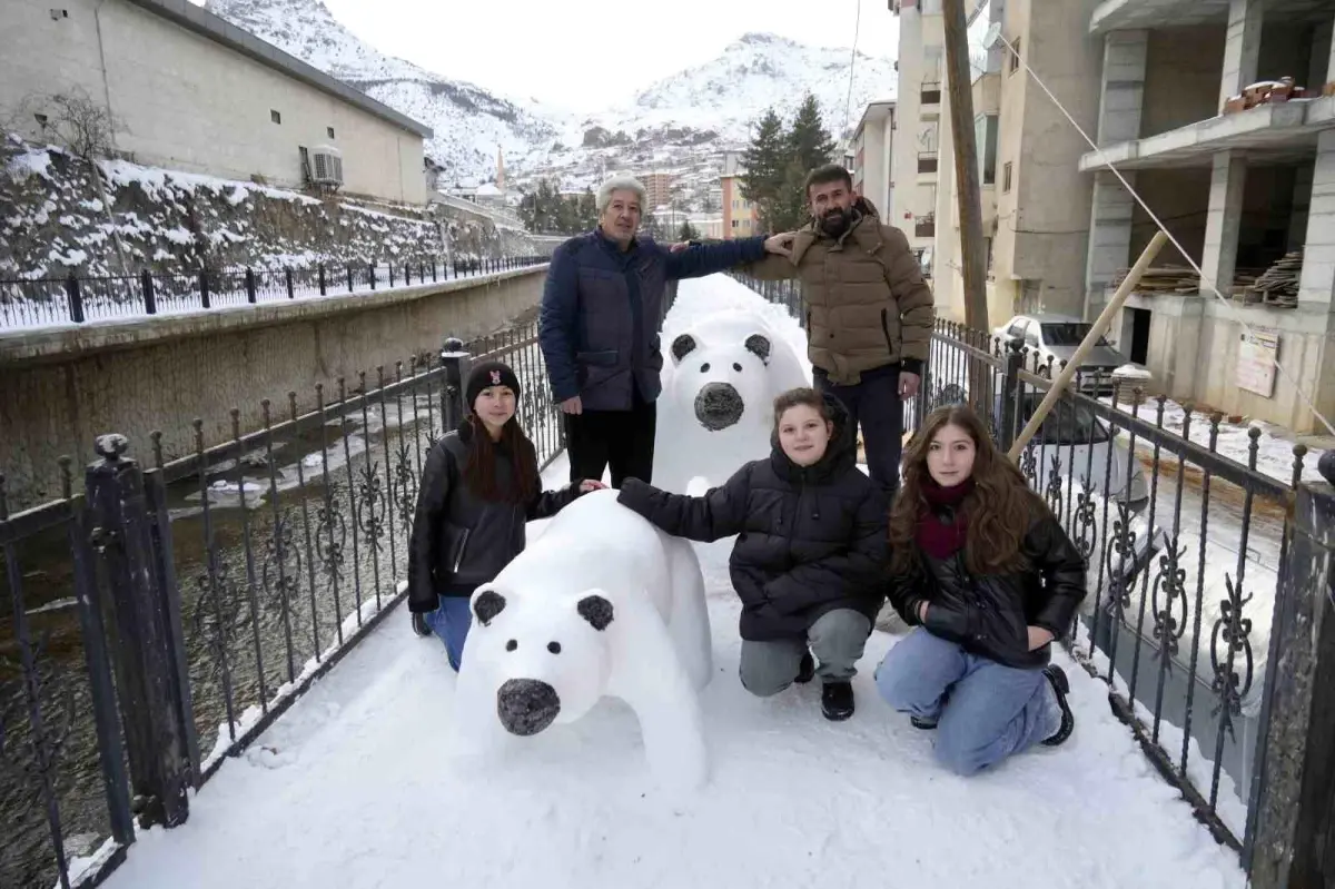 Gümüşhane'de Tır Şoförünün Kardan Anne ve Yavru Ayı Heykeli Büyük İlgi Gördü