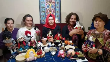 Geri dönüşüm malzemelerinden yapılmış bez bebekler