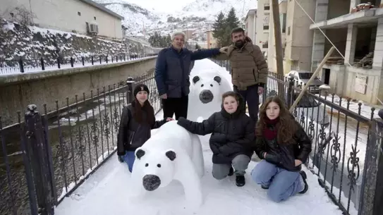 Tır şoförü Cihan Oral'ın kardan yaptığı anne ve yavru ayı heykeli
