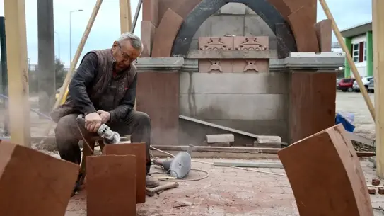 Yener Yılmaz iş başında taş çeşme yaparken