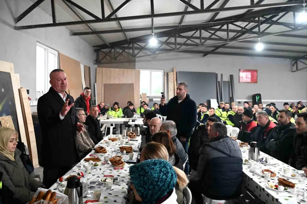 Karacabey Belediye Başkanı Fatih Karabatı, Saha Personeliyle Kahvaltı Buluşması Düzenledi