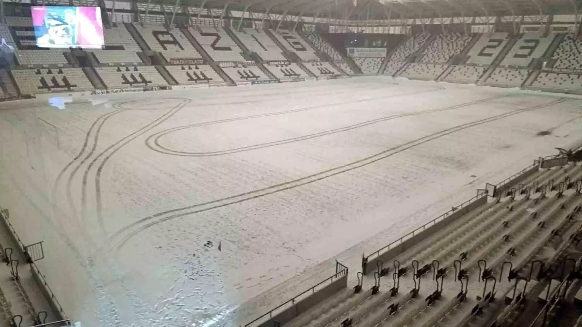 Elazığ Atatürk Stadyumu Karla Bembeyaz Görünümde