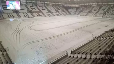 Stadyumun karla kaplı sahası