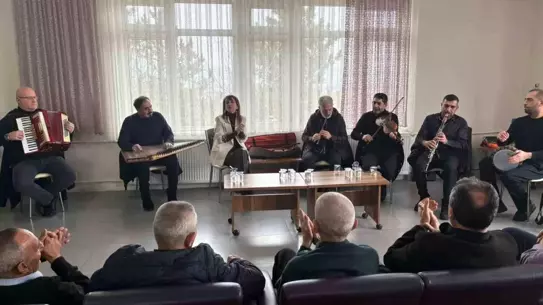 Konserde sahnedeki müzisyenler