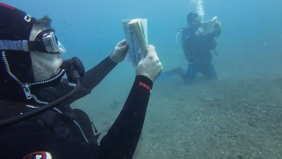 Antalya’da Dalgıçlar Su Altında Kitap Okuma Etkinliği Düzenledi