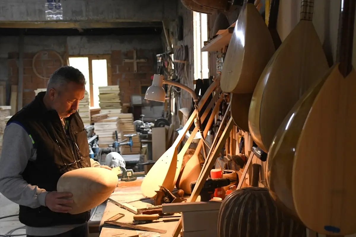 Canan Horuz: Geleneksel Bağlama Atölyesinde Kültür Mirasını Yaşatıyor