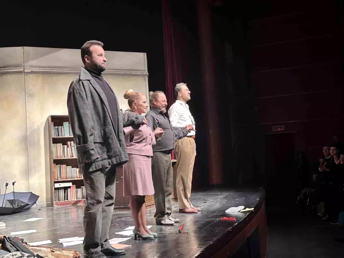 Devlet Tiyatrosu'nun Efsane Oyunu 'Profesyonel' Küçükçekmece'de Son Defa Perde Aldı