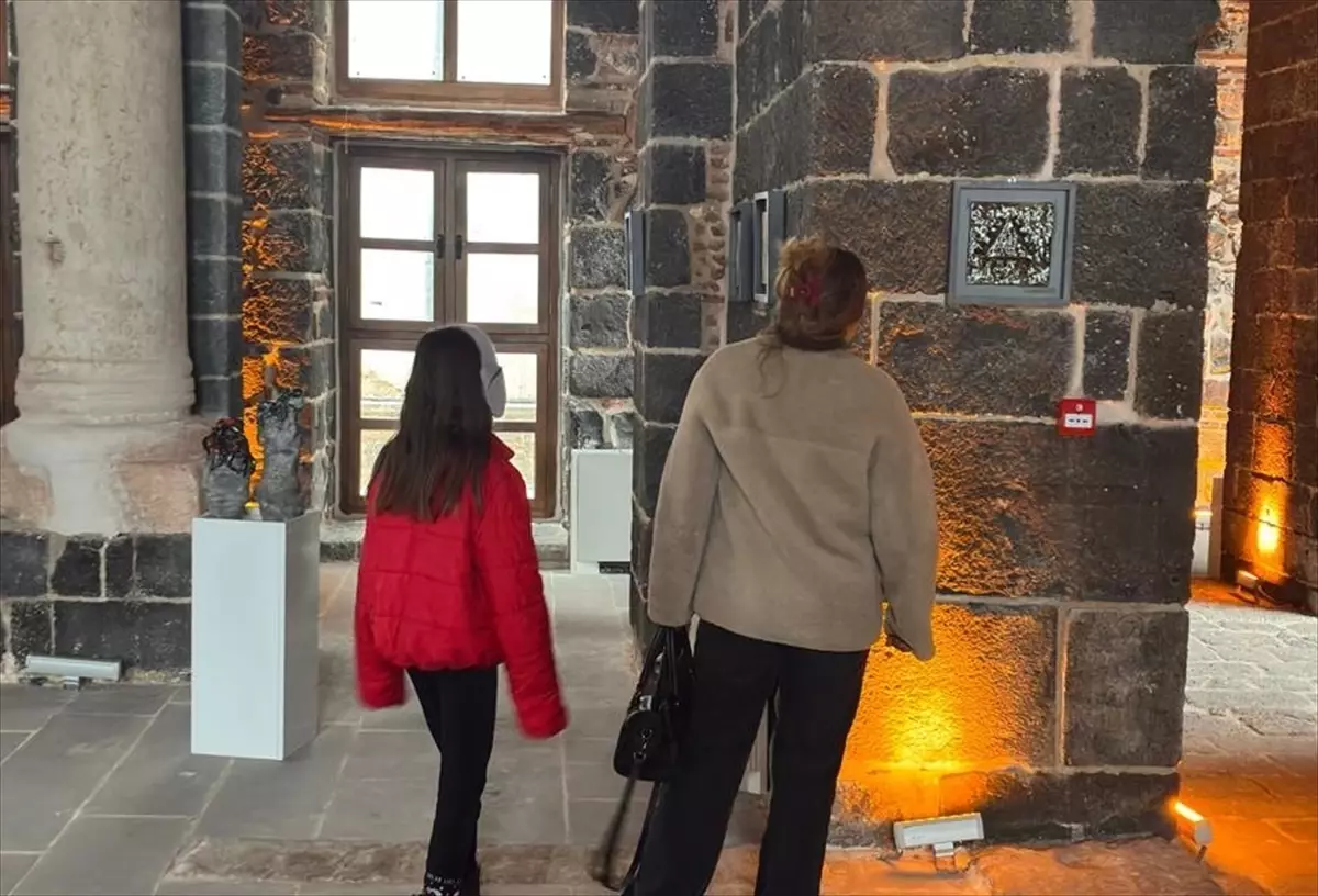 Diyarbakır'da Saint George Kilisesi'nde 'Nazar, Tılsım ve İzler' Seramik Sergisi Açıldı