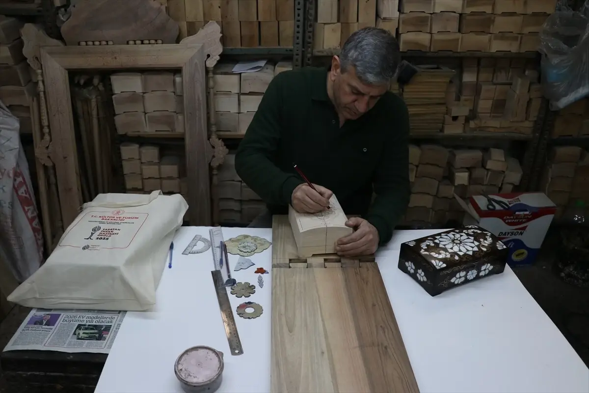 Gaziantep’in Sedef Kakma Ustası Mehmet Bülent Fıstıkçı’ya Yaşayan İnsan Hazineleri Ödülü