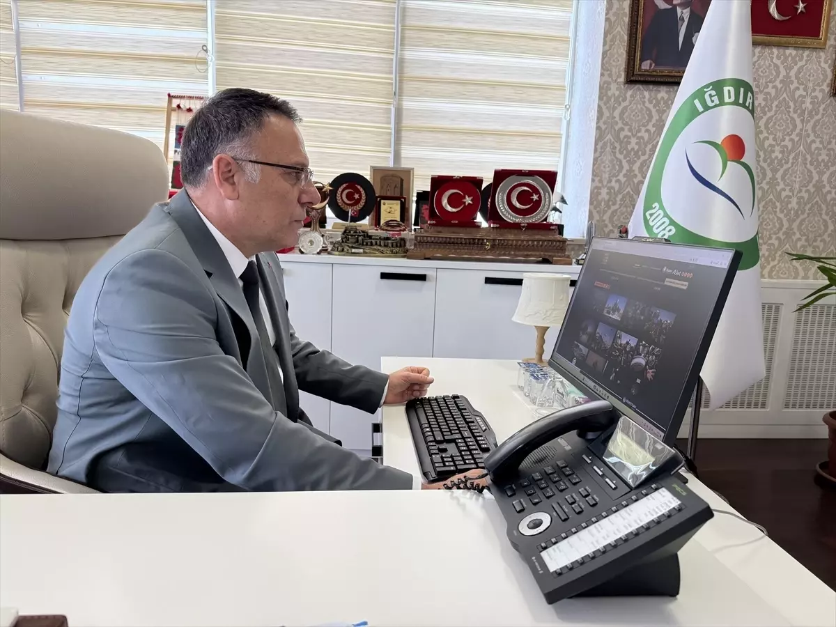 Iğdır Üniversitesi Rektörü Prof. Dr. Ekrem Gürel, Yılın Kareleri Fotoğraf Yarışmasında Oy Kullanarak Destek Verdi