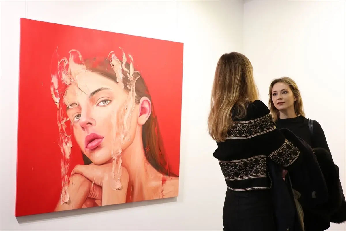 Şahin Demir'in Paris'teki 'Bakışla Yüzleşme' Portre Sergisi Açıldı