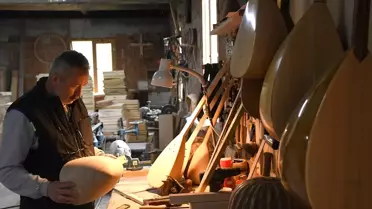 Atölyede tamamlanan bağlama örneği