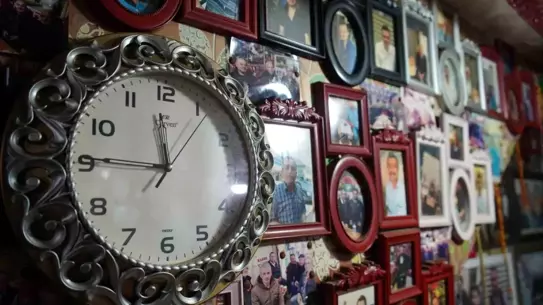 Çay evinin içindeki esnaf fotoğrafları