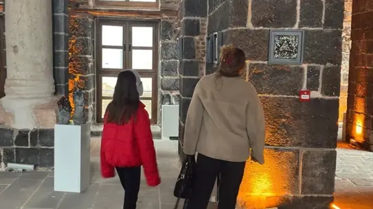 Sergideki seramik eserlerden bir örnek