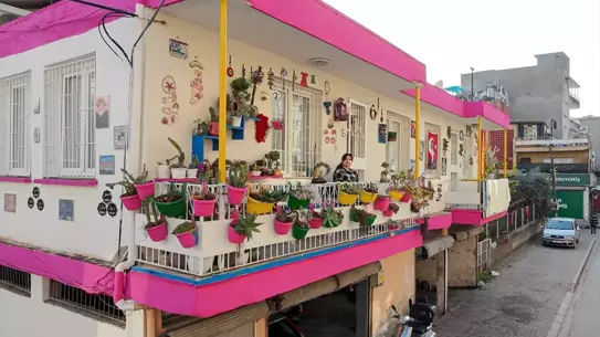 Geri dönüşüm malzemeleriyle süslenmiş evin detaylı fotoğrafı