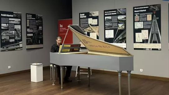 Marton Borsanyi sahnede performans sergilerken