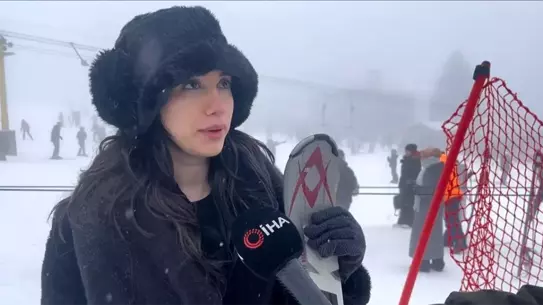 Uludağ’da karla kaplı pistler ve kalabalık