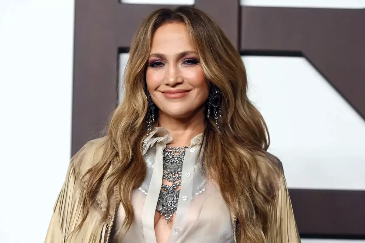 Jennifer Lopez 56 Yaşında ve Formda: Son Çekimi Gençleri Hayran Bıraktı