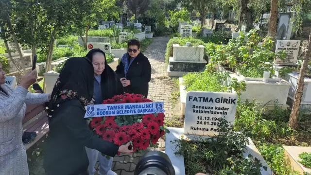 Tören alanında Fatma Girik'e çiçek sunumu
