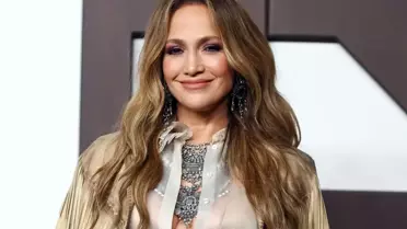 Jennifer Lopez 56 Yaşında ve Formda: Son Çekimi Gençleri Hayran Bıraktı