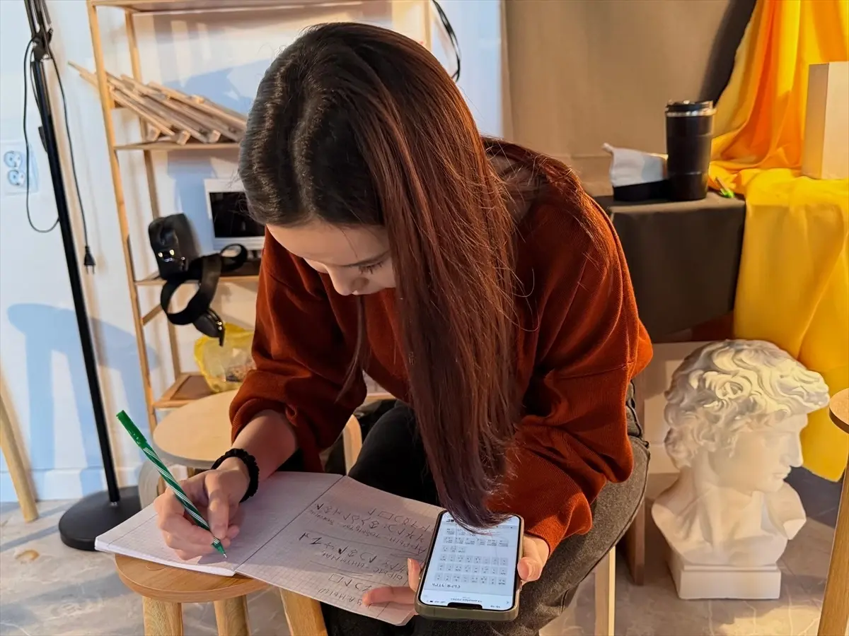 Kazakistan’da Genç Sanatçı Göktürk Runik Yazısını Canlandırıyor