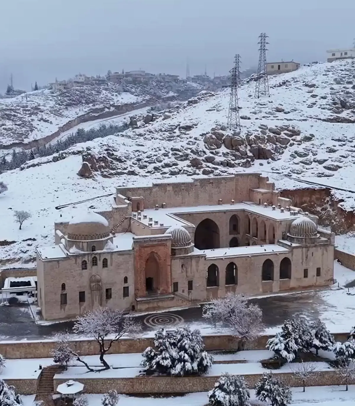 Mardin'in Kasımiye Medresesi Karla Bembeyaz Görünüyor