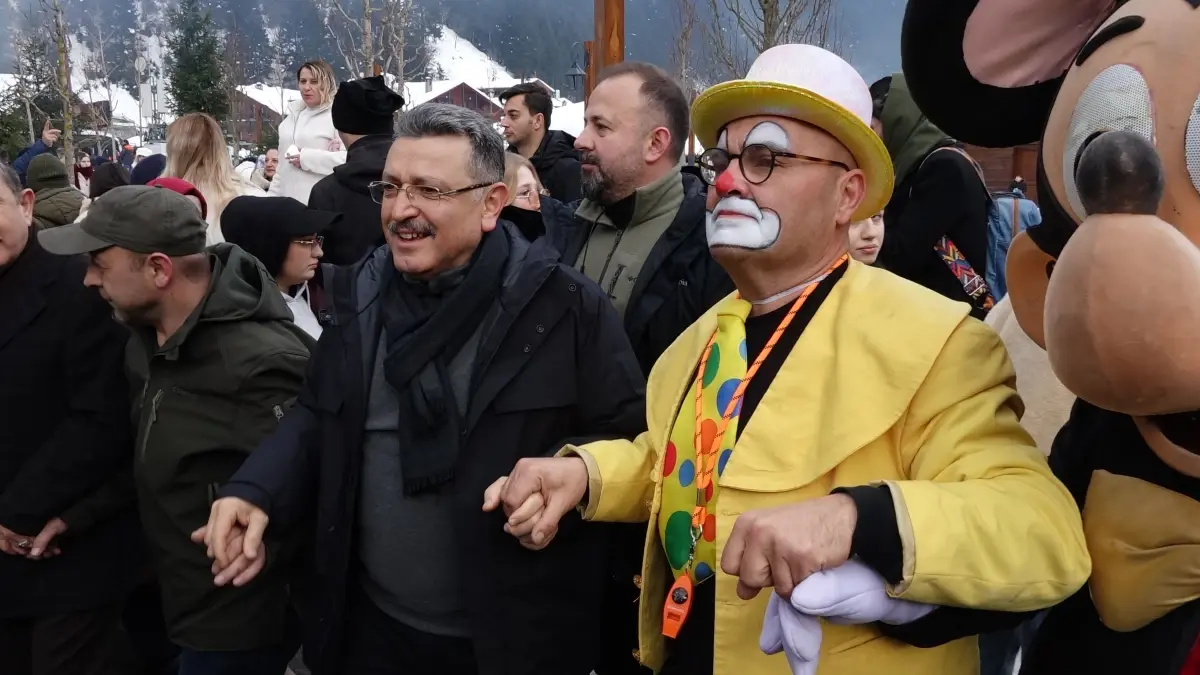 Uzungöl Kış Festivali’nde 2 Kilometrelik Horon Halkası Şaşkına Çevirdi