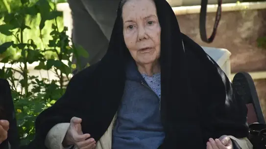 Fatma Girik mezarı önünde anma fotoğrafı